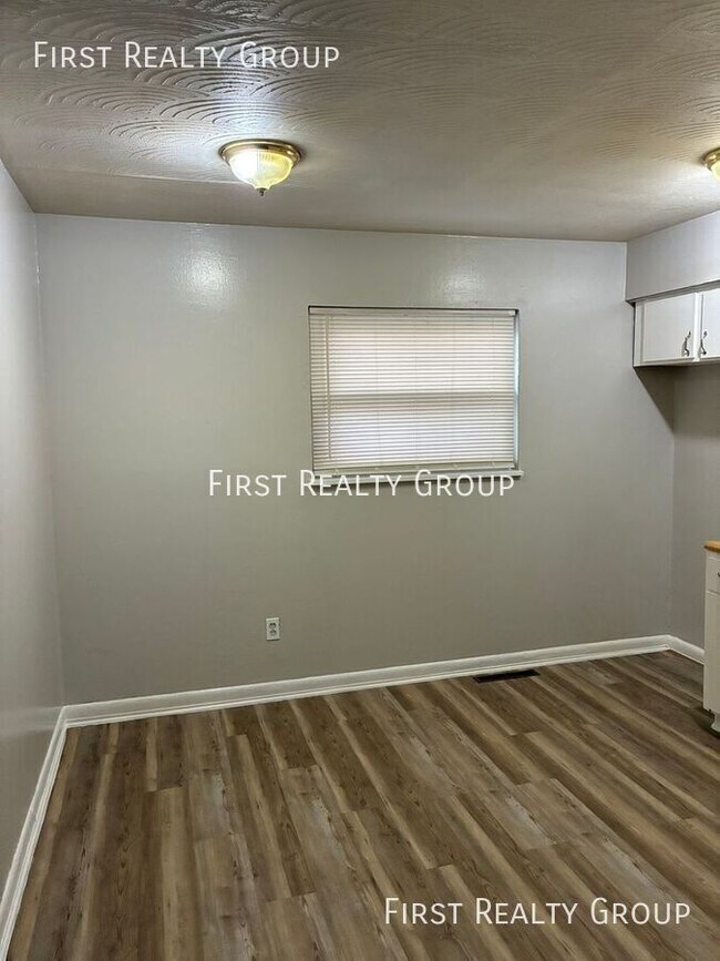 Building Photo - 2214 Alpena Ave