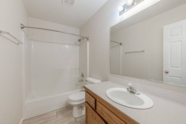 Building Photo - 4 bed 2 bath split level Hayden