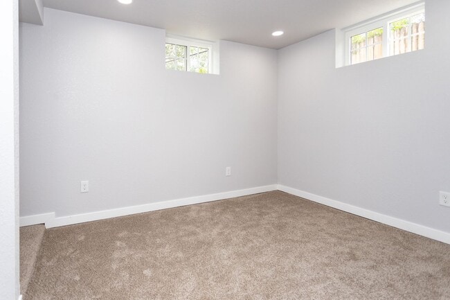 Building Photo - Beautifully Refurbished Home Near Downtown...