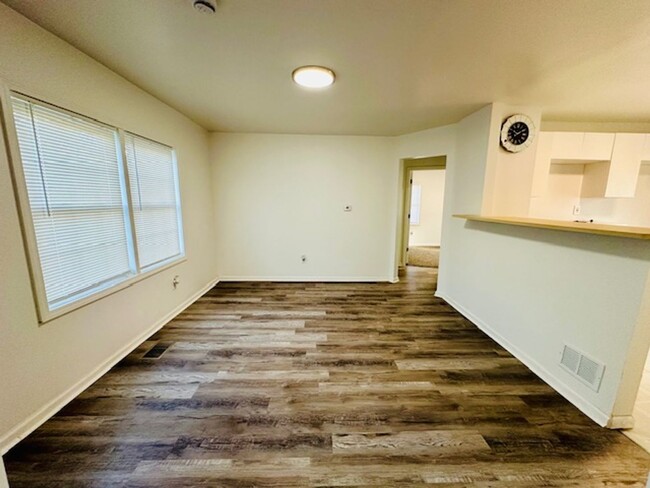 Building Photo - 3 Bedroom 1 Bath Welcome Section 8 Totally...