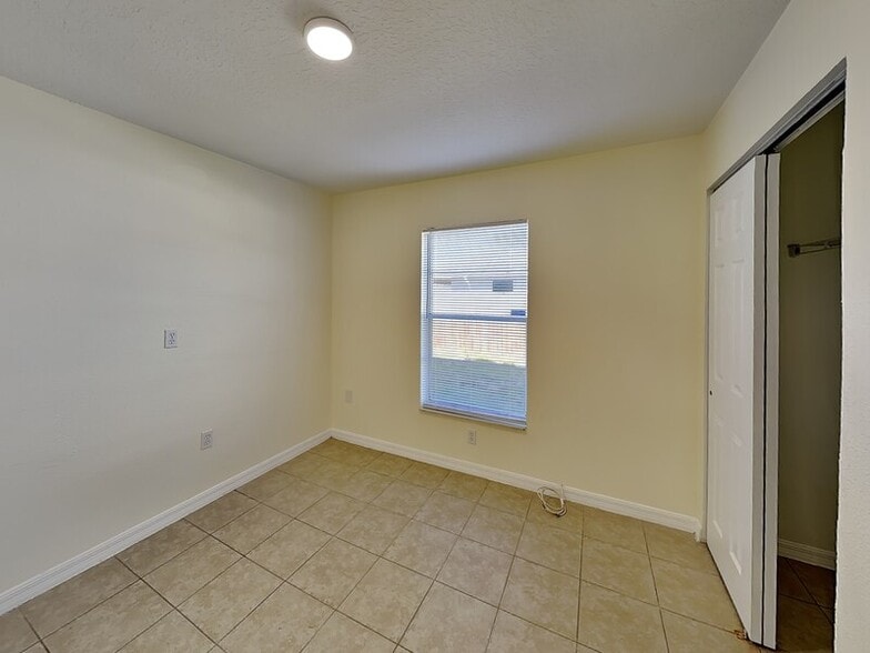 Building Photo - 465 Oak Dr