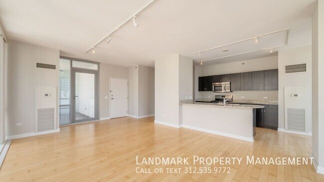 Building Photo - 8 E Randolph St