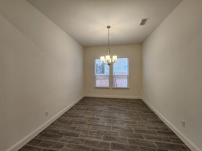 Building Photo - Move-in Special: 50% off second full month...