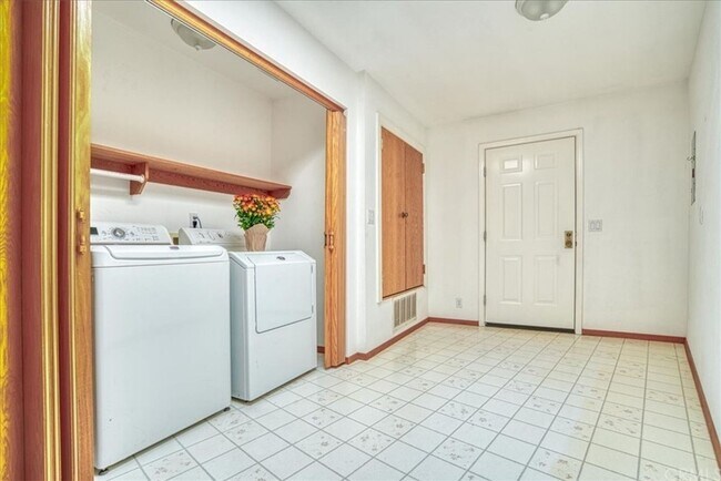 Building Photo - 5 Bedroom 3-bathroom Large single level home!