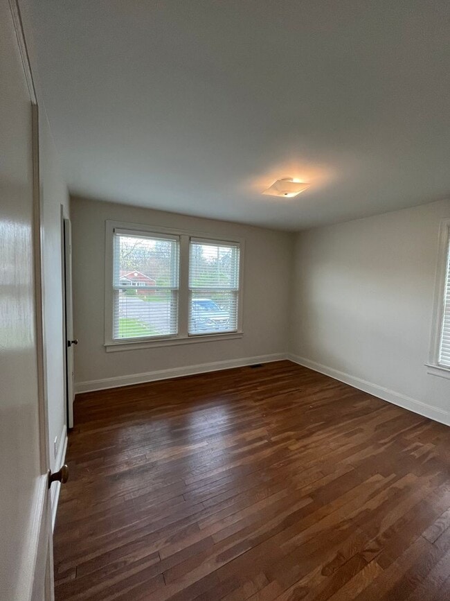 Building Photo - Renovated 2 Bedroom/ 1 Bath Duplex minutes to 12th South, Lipscomb, Belmont and Vandy with 2 Car ...