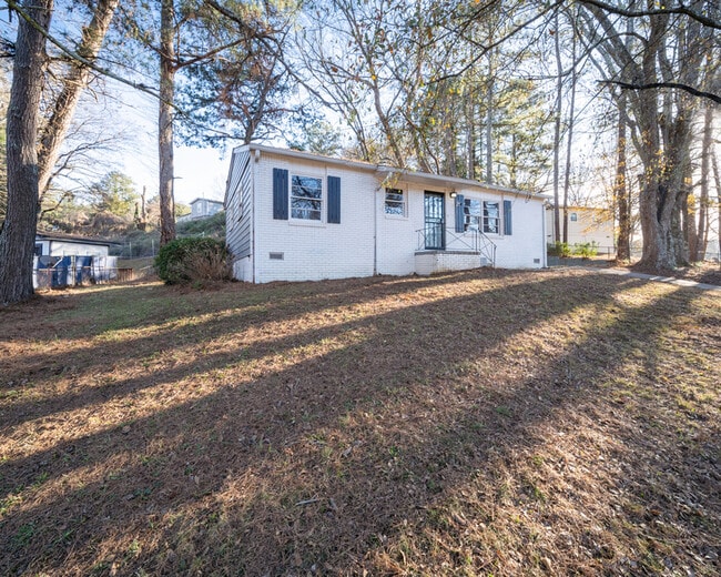 Building Photo - 2371 Swallow Cir SE