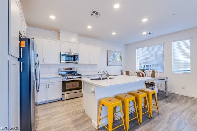 Building Photo - 145 Aqua Cmns