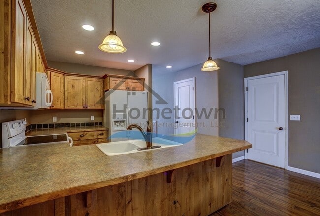 Building Photo - 3 Bedroom 2.5 Bathroom Custom Craftsman w/...