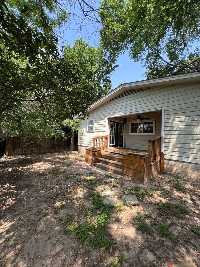 Building Photo - Cool home in East Austin - Don't Miss this...