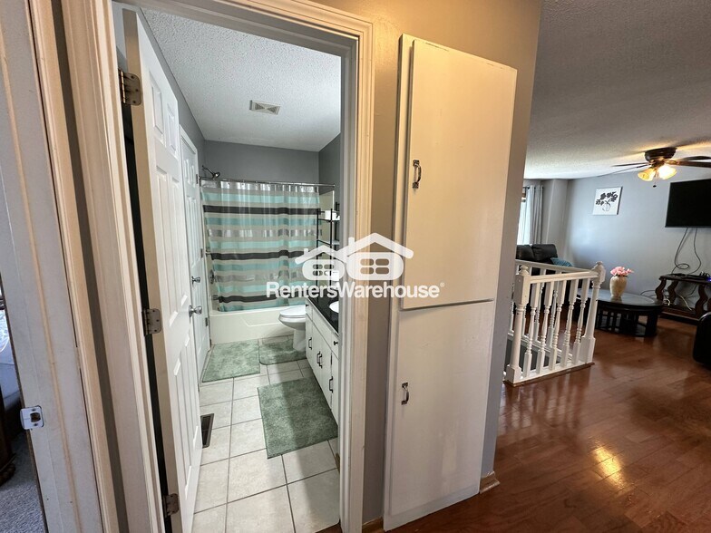 Building Photo - 10921 Jersey Ct N
