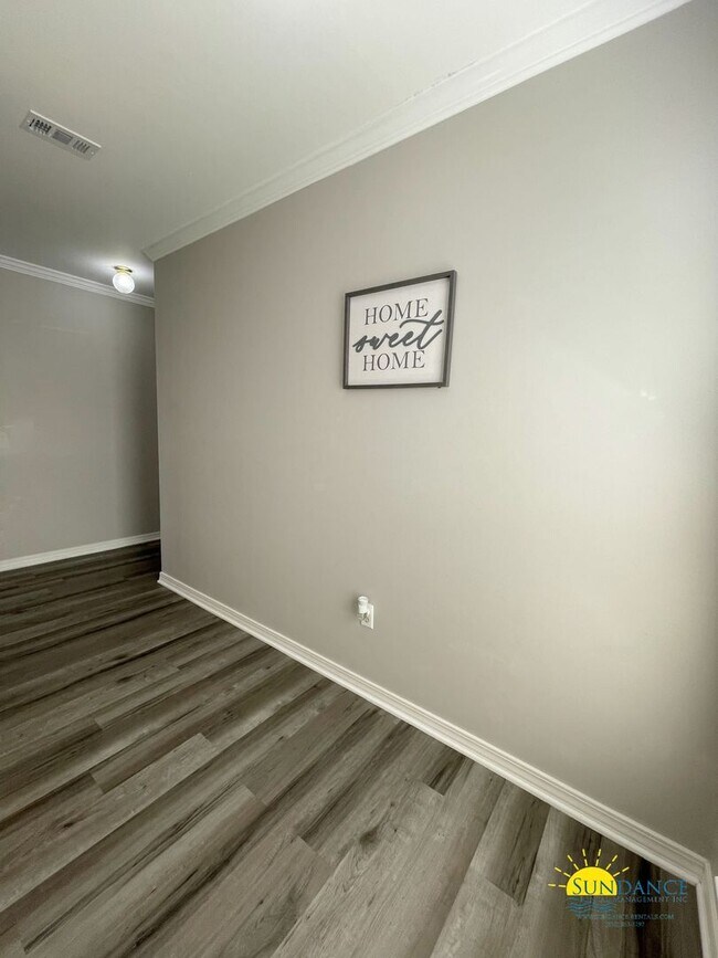 Building Photo - Charming 3 Bedrooms Home in Shalimar!