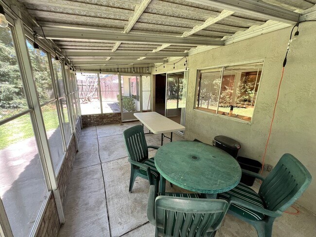Building Photo - Spacious Home in Wonderful Davis Neighborhood!