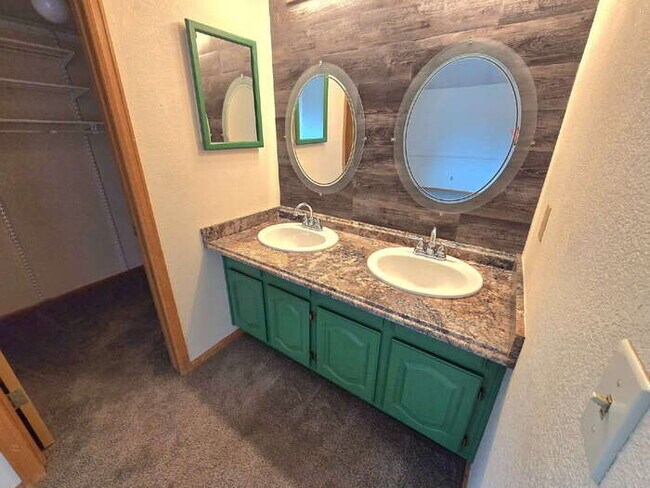 Building Photo - "Charming 4-Bedroom Retreat in Castle Rock with 2.5 Baths, Fenced yard, 2 car attached garage - Y...