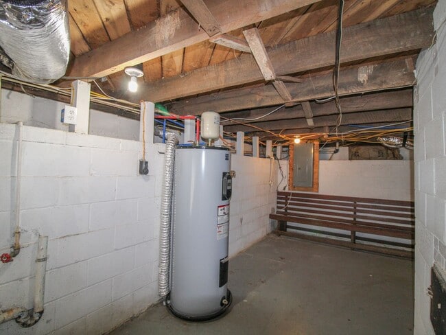 Building Photo - Rental with Country Setting!