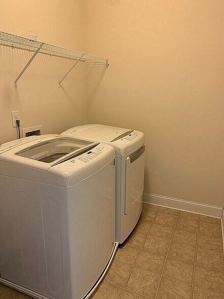 Building Photo - Room in Townhome on Suffield Way