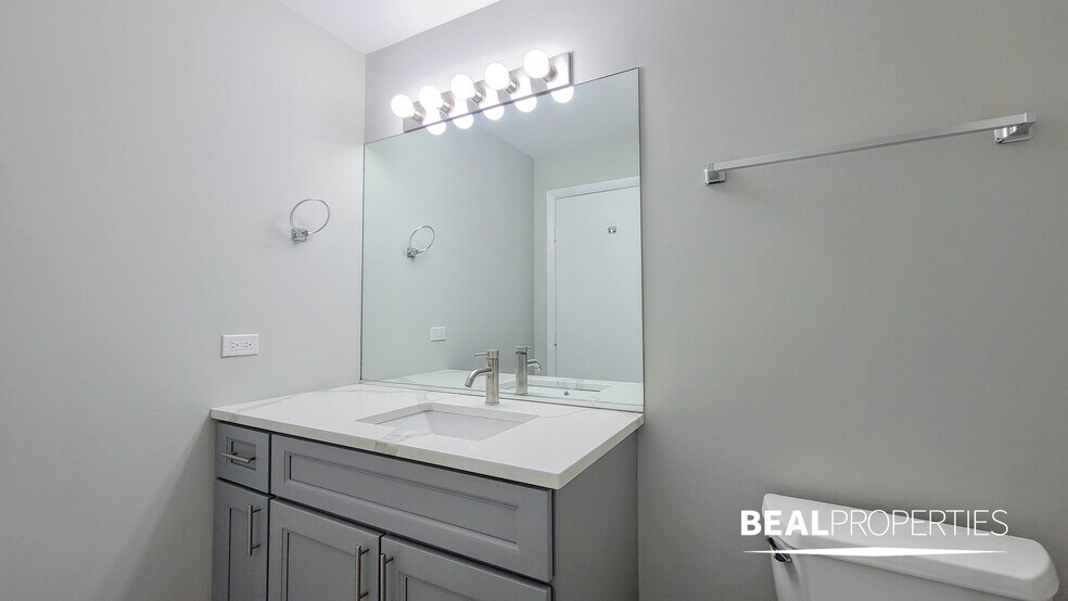 Building Photo - 2320 N Damen Ave