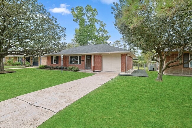 Building Photo - 2015 Woodcrest Dr