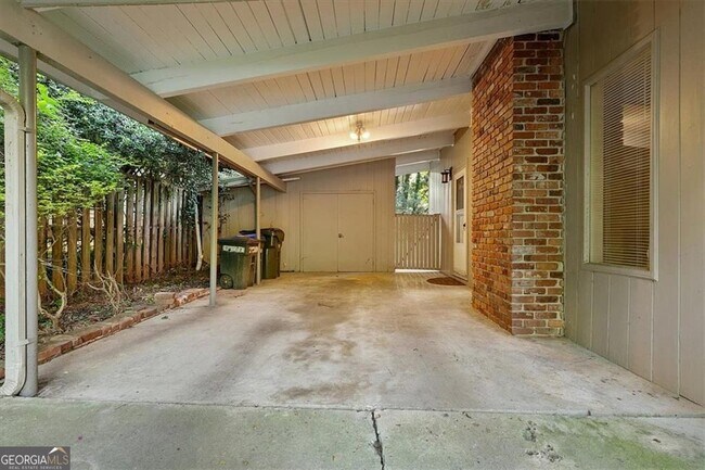 Building Photo - 2627 Woodacres Rd NE