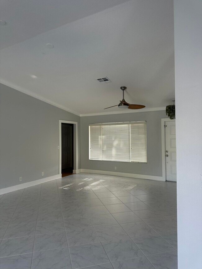Building Photo - 5810 NW 37th Ave
