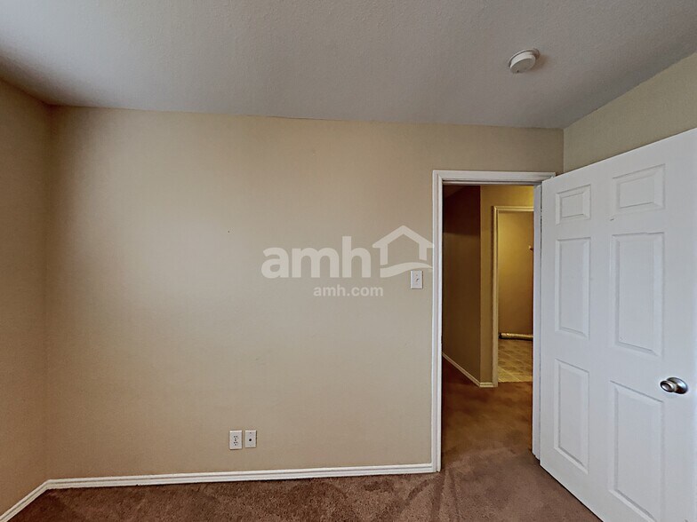 Building Photo - 7915 Maple Leaf