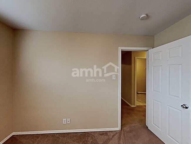 Building Photo - 7915 Maple Leaf