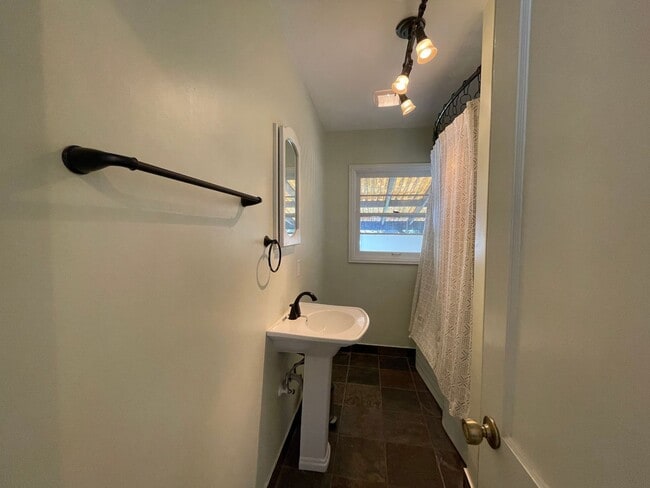 Building Photo - St. Johns 1940s 2Bd 1Ba home with updated Kitchen and a Basement! Features a Stained glass Outdoo...