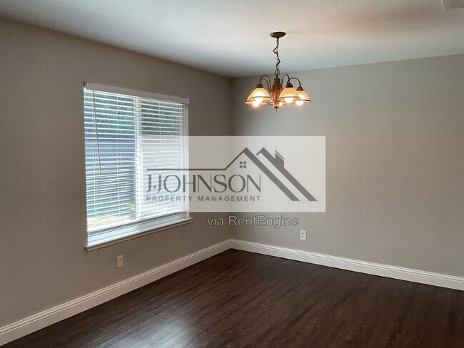 Building Photo - 15136 Cambridge Dr