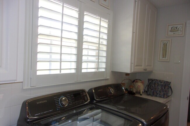 Building Photo - 1076 SW Tamarrow Pl