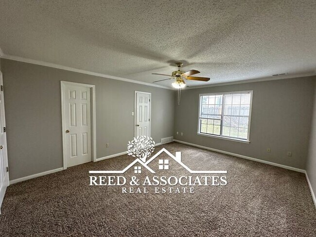 Building Photo - Charming Town Home with FRESH NEW PAINT!