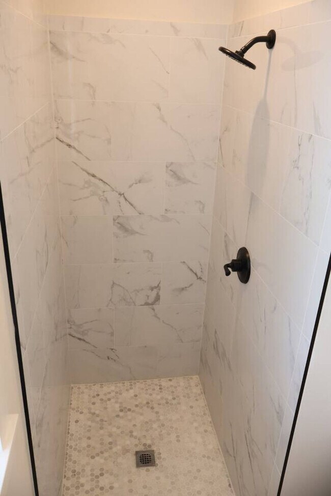 Building Photo - 204 E 35th St