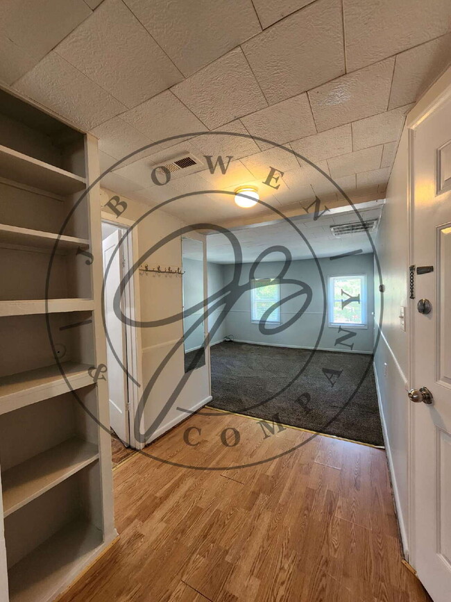 Building Photo - Spacious upper 1 bed with bonus room! Wate...