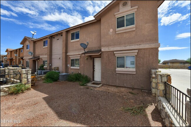 Building Photo - 3404 Blue Earth Ln