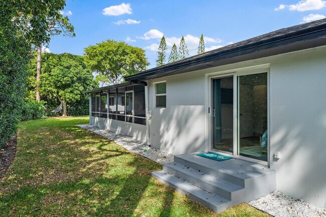 Building Photo - 722 SW 25th Pl