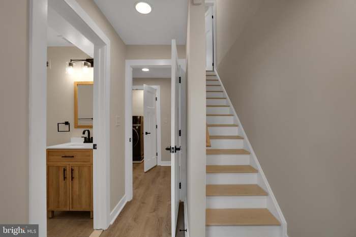 2nd floor - 1032 W Franklin St