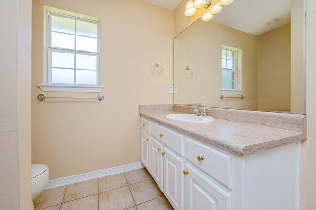 Building Photo - Spacious Home in Navarre!