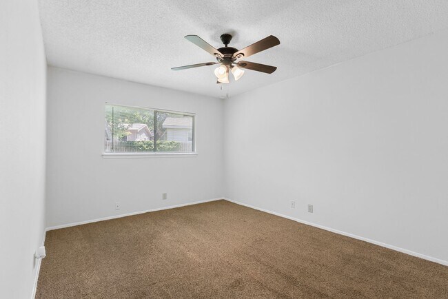 Building Photo - 3 Bedroom/2 Bath Camelot II Subdivision