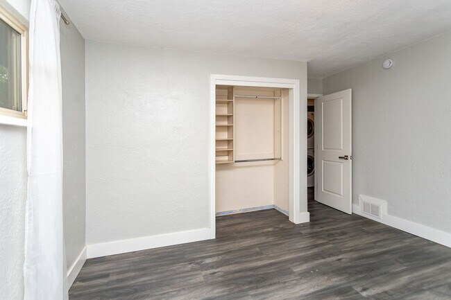 Building Photo - Beautiful 2-Bedroom, 2-Bath Home in Desirable Southwest Colorado Springs!