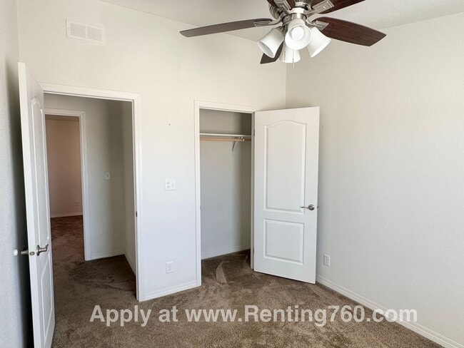 Building Photo - Huge 4 Bedroom Home!!