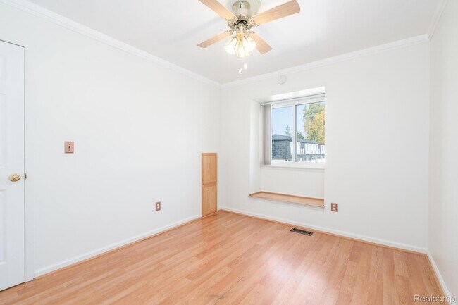 Building Photo - 15566 Dupage Blvd
