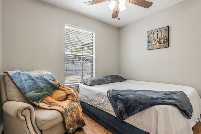 Building Photo - RENOVATED 3-BEDROOM IN NORTHWEST CROSSING
