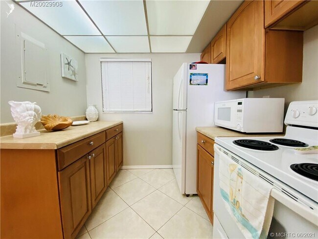 Building Photo - 9400 S Ocean Dr