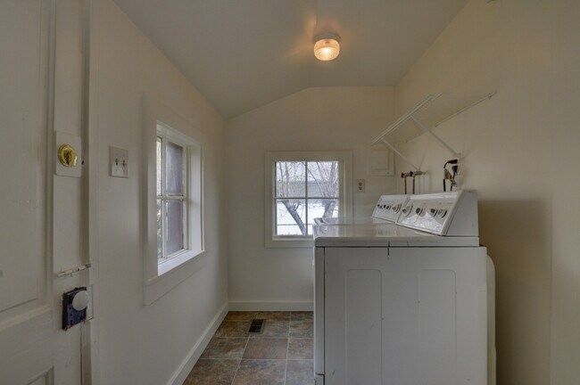 Building Photo - 114 N Willow St