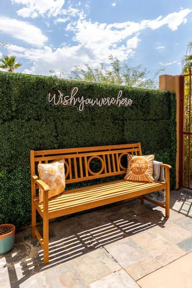 Building Photo - Beautiful fully furnished 3 bedroom home in Palm Springs (Monthly Only - No Long Term)
