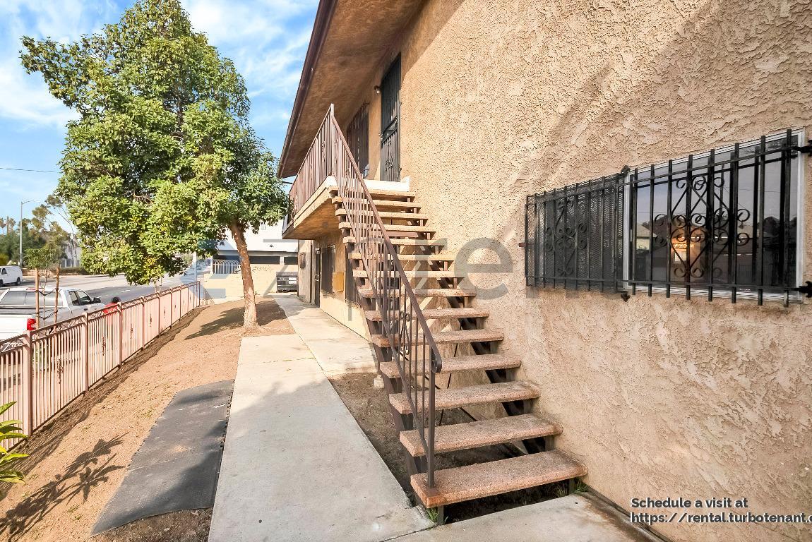 Building Photo - 2458 Normandie Ave