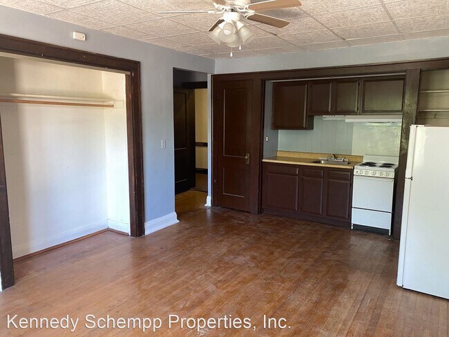 Building Photo - 820 E Converse St