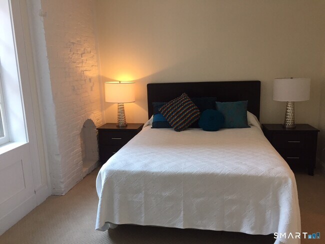 Building Photo - 36 Lewis St