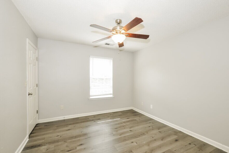 Building Photo - 9961 Fox Run Dr