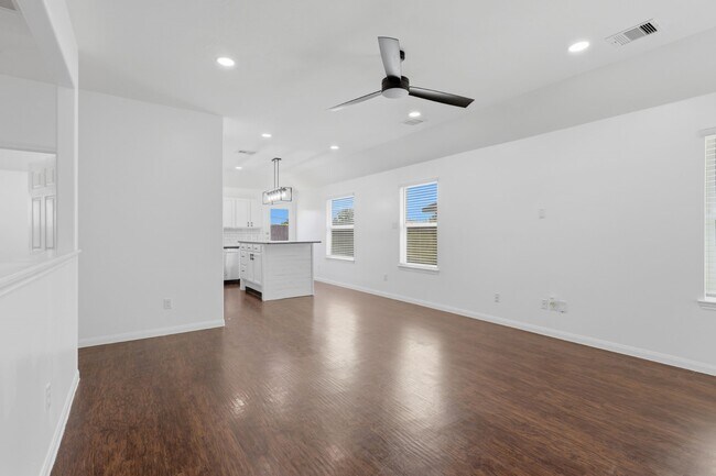 Building Photo - 6114 El Oro Dr