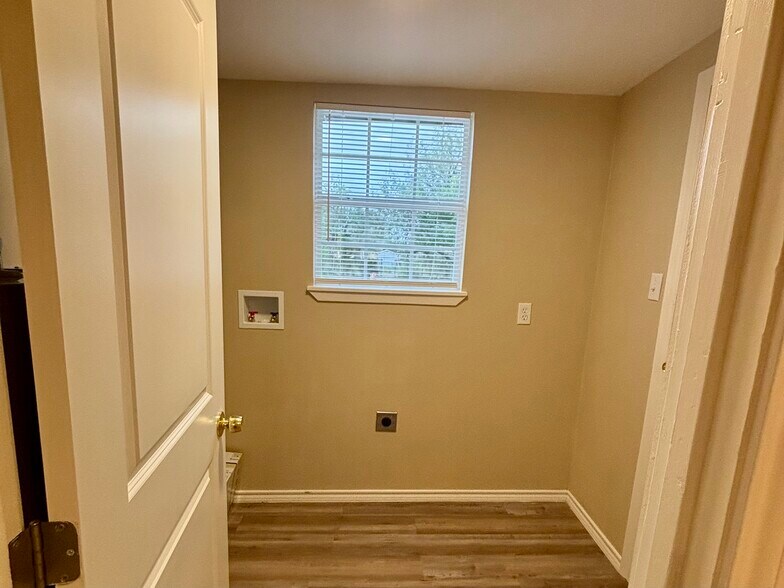 Laundry room - 104 S Keralum Ave