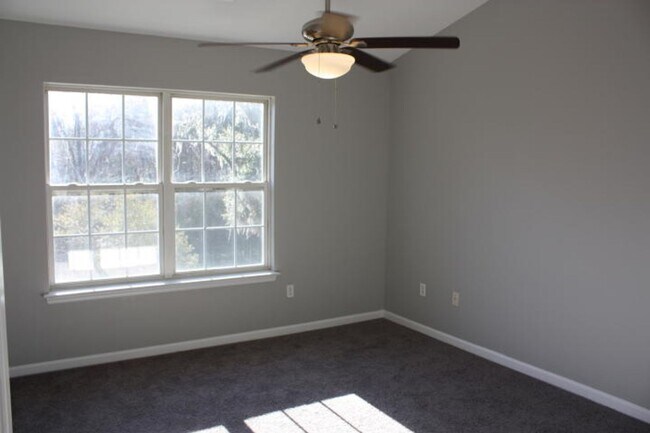 Building Photo - Waterfront Townhome